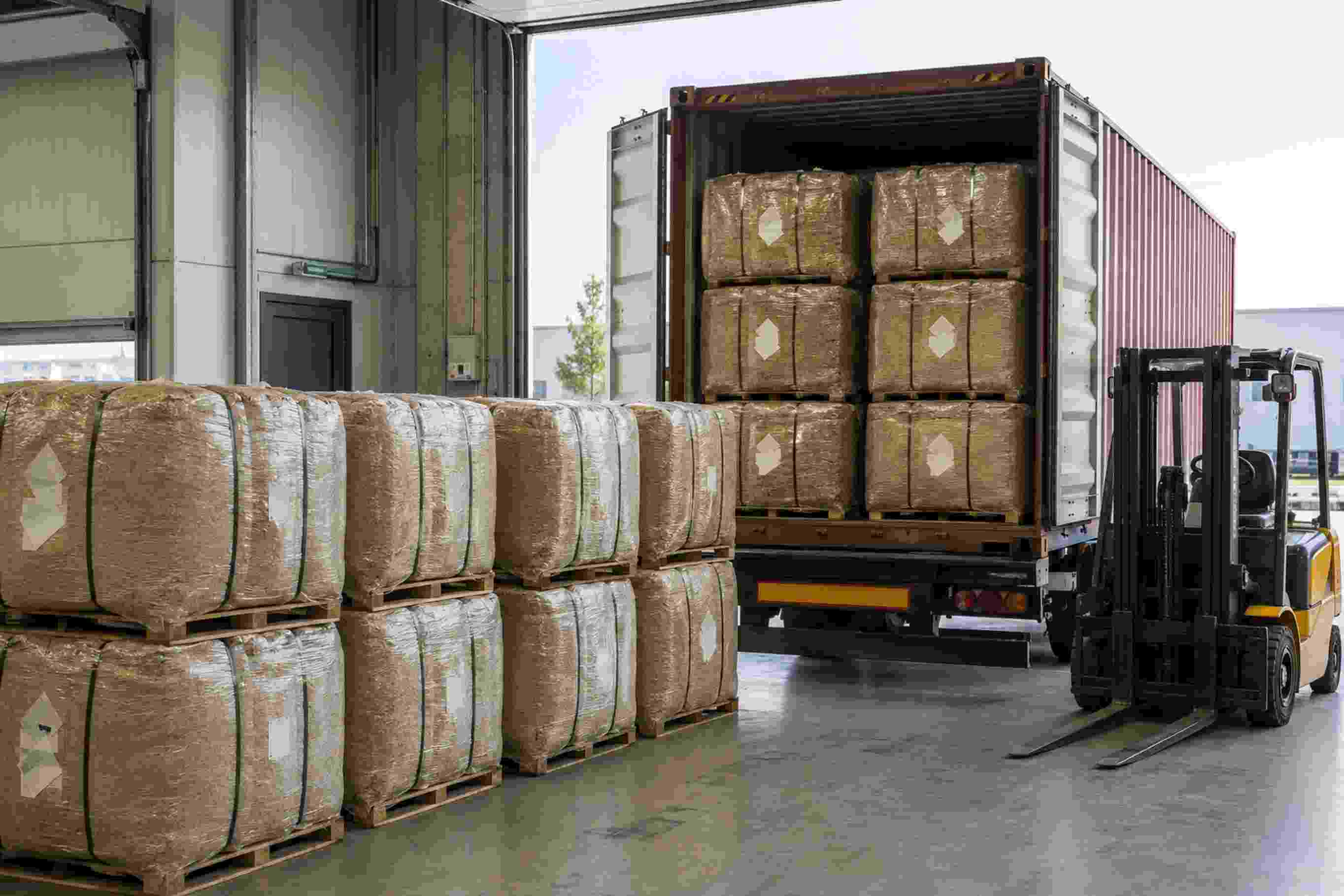 Packaging: Export-Ready Compressed Bales